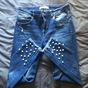 Skinny jeans with pearl detail